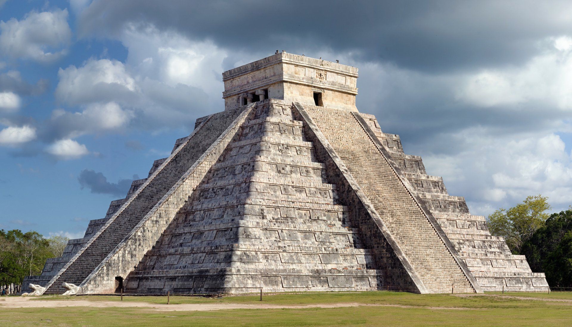 Chichén Itzá al amanecer